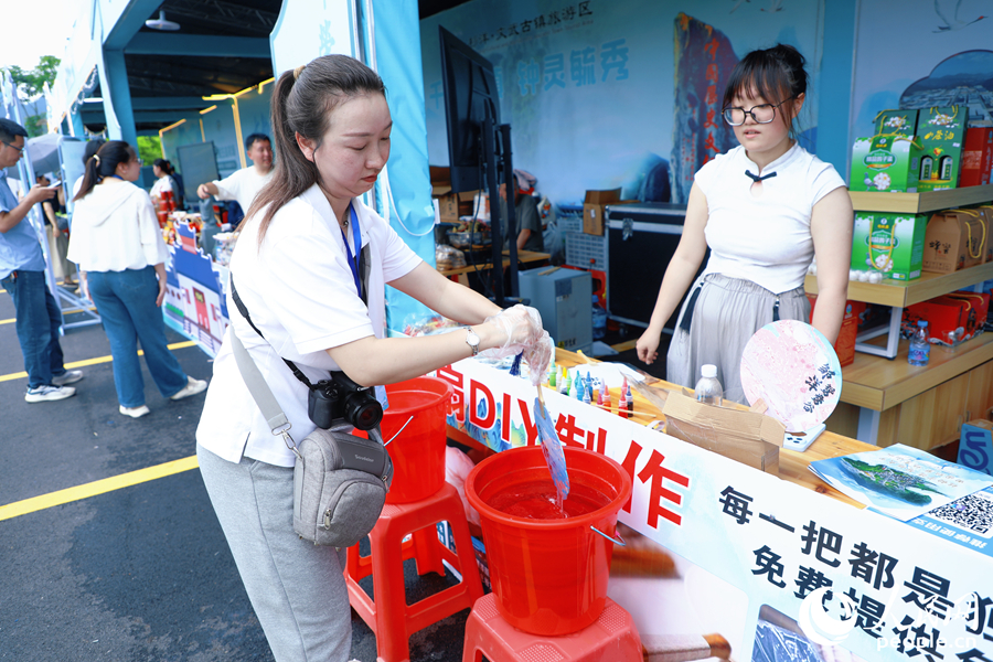 游客体验漆扇制作。人民网 李唯一摄