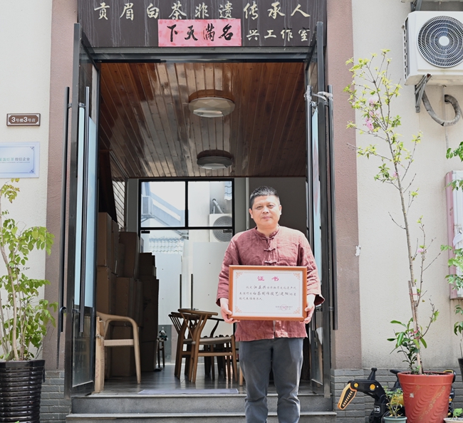 省级非物质文化遗产——白茶制作技艺传承人江正兴。蔡瑛摄