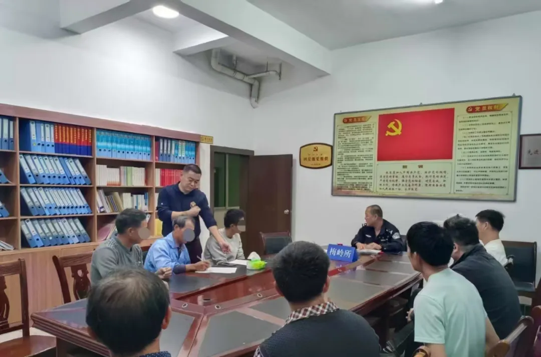 梅嶺鎮綜治中心聯合司法所、派出所、建設所等多部門組成工作專班推進化解建房糾紛