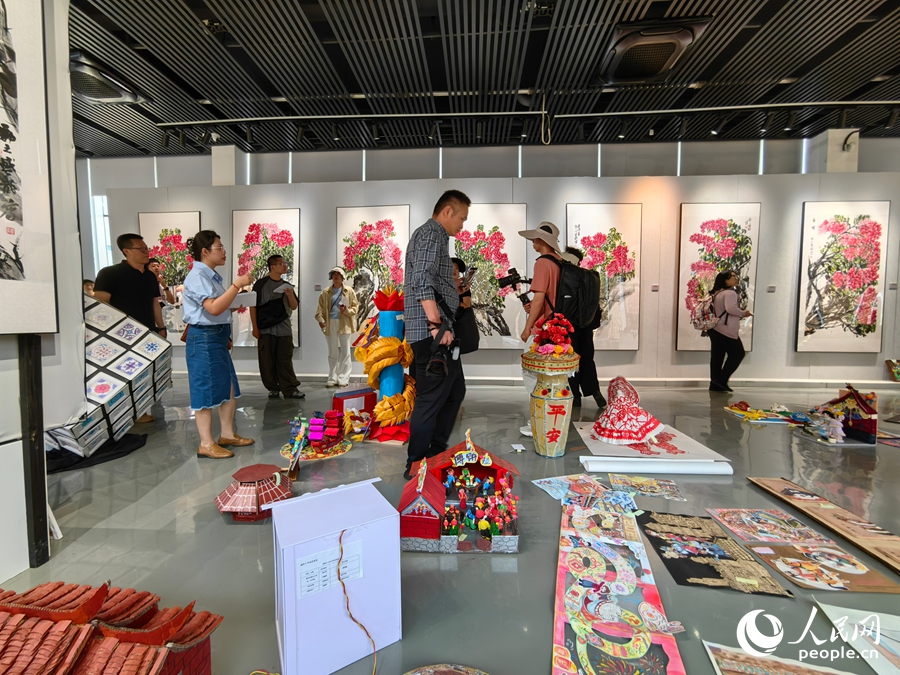 黄厝村鸿渐艺术馆是当地释放艺术气息的重要阵地，不但吸引着众多艺术家在此交流，还丰富了村民的精神生活。人民网 苏海森摄