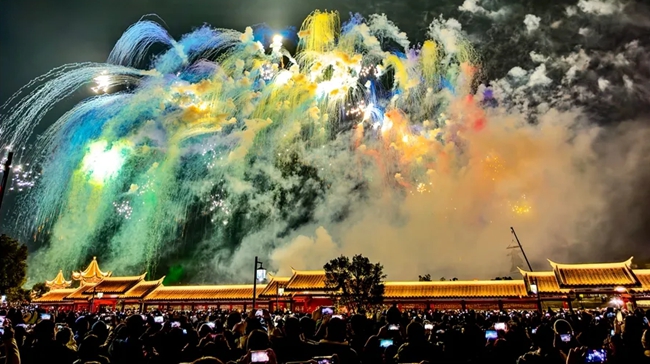 惠安举办新春烟花秀，七彩祥云点亮夜空