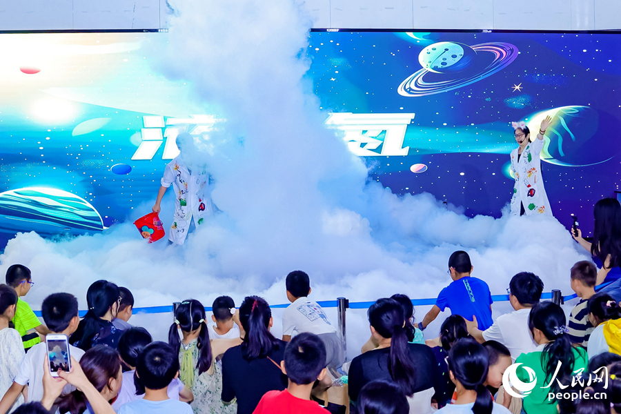 液氮科学实验。人民网记者 陈博摄