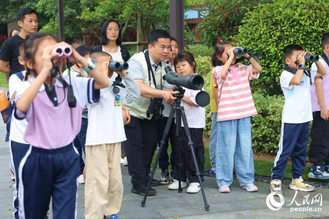 孩子們在五緣灣濕地公園中體驗戶外觀鳥。人民網記者 陳博攝