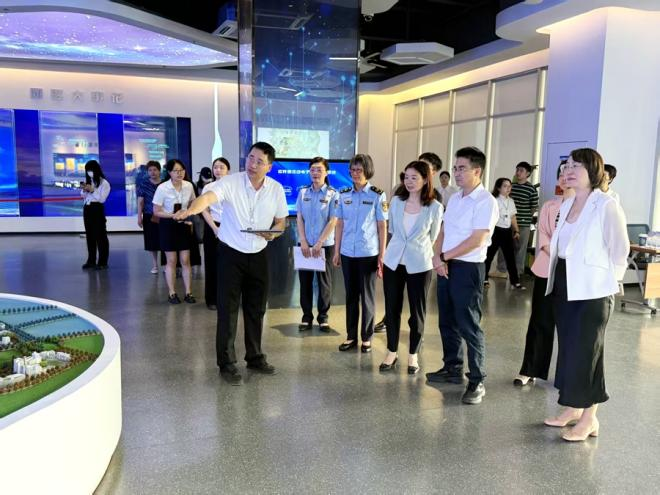 与会嘉宾参观驿站。厦门市市场监督管理局供图
