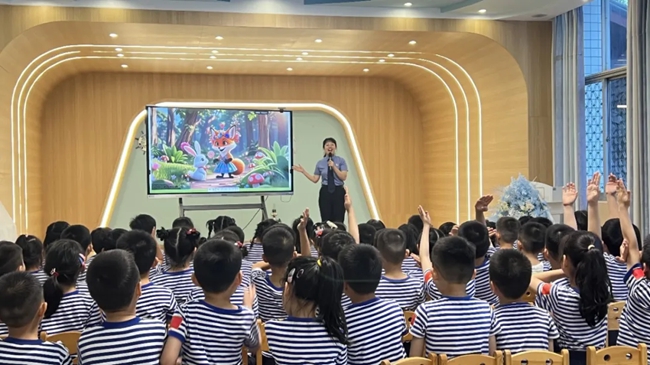 检察官化身“法治副校长”，为海军某部幼儿园开展法治授课
