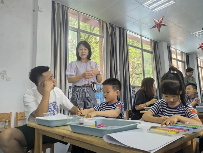 家庭教育指导师组织“情绪沟通”主题亲子团建活动