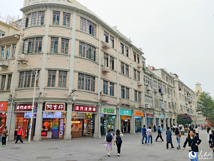 厦门中山路店招颇具特色（资料图）。人民网记者 陈博摄