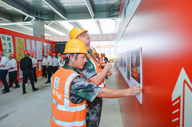 项目一线工人参与投票。中建海峡供图