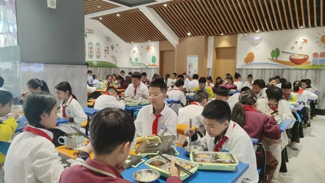 如今的校园食堂干净明亮。宁德市教育局供图