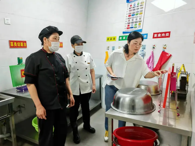 建立膳食監督家長委員會制度。寧德市教育局供圖