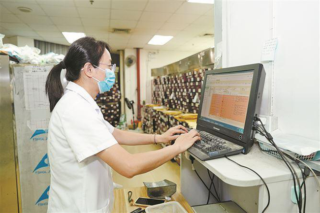 廈門市中醫院中藥房藥師對社區開具的中藥處方進行審核