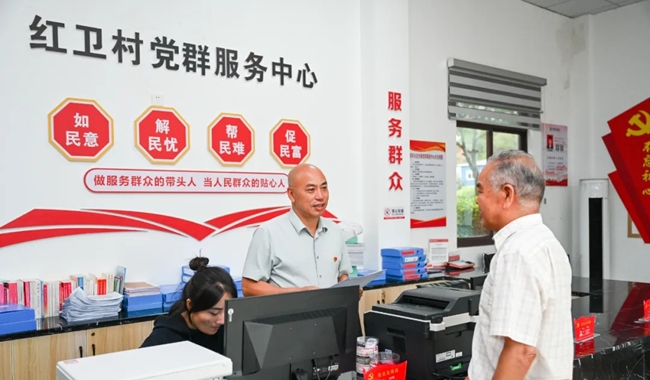 在红卫村党群服务中心，林希腾解答村民问题