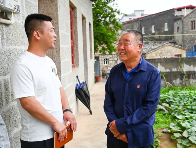 老党员林希建和年轻党员陈立旭交流经验