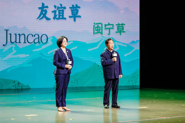 黨的二十大代表、全國脫貧攻堅貢獻獎、感動中國2022年度人物、第九屆全國道德模范、國家菌草工程技術研究中心首席科學家林佔熺和全國三八紅旗手、國家菌草工程技術研究中心副主任林冬梅父女。主辦方供圖