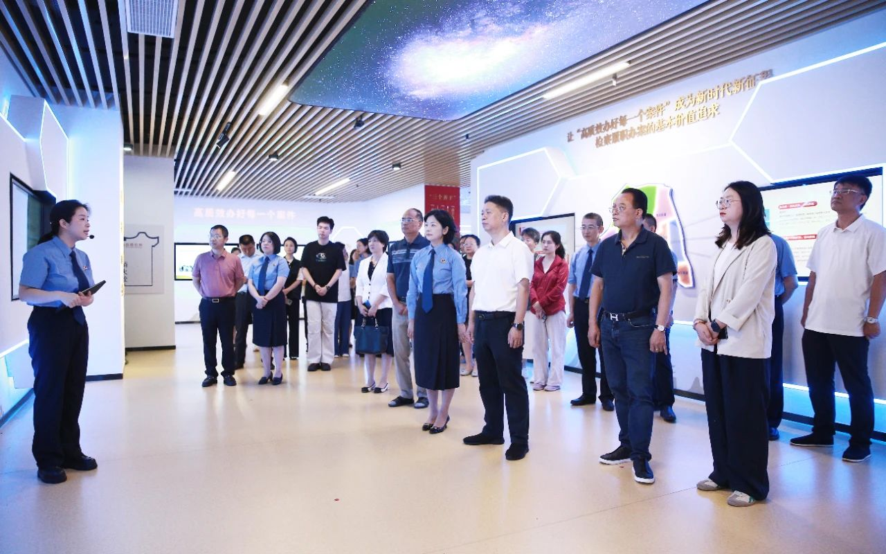 與會代表參觀福建省未成年人檢察展示平台數字展館。福建省人民檢察院供圖
