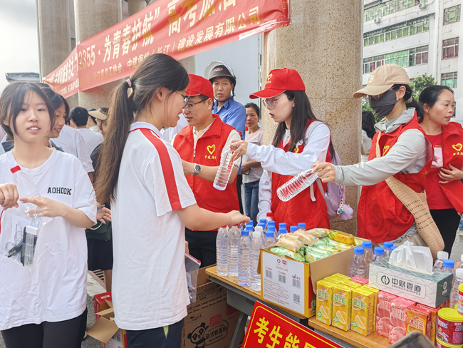 长汀公司青年志愿者为考生准备了饮用水、应急药品、高考加油扇、文具袋等物品