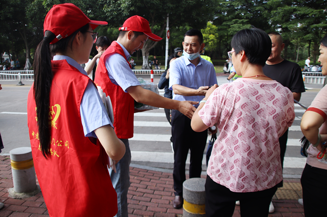漳州事业部联动漳州市公安局交通警察支队龙文大队二中队在考场周边的5个点位开展交通志愿服务