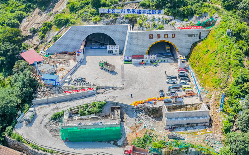 福州机场第二高速公路亭江隧道右洞顺利贯通