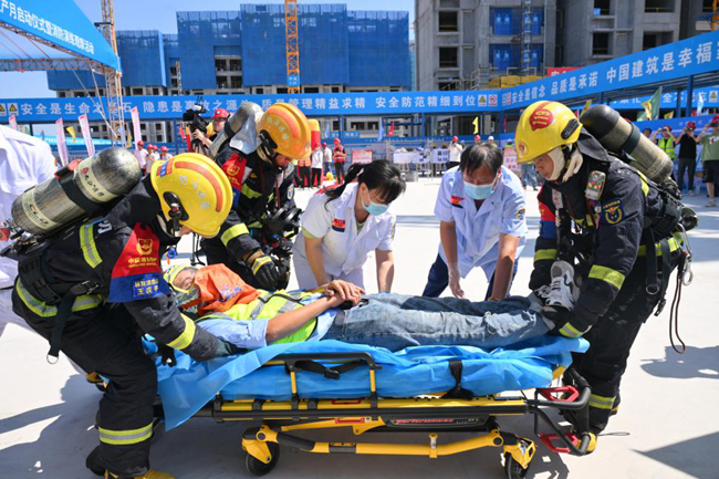 消防救援隊員和120救護人員聯手救援演練