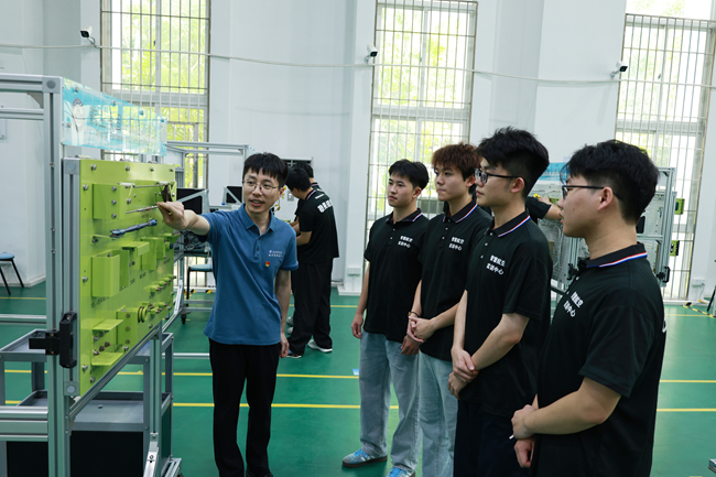 飛機機電維修專業學生實作課程