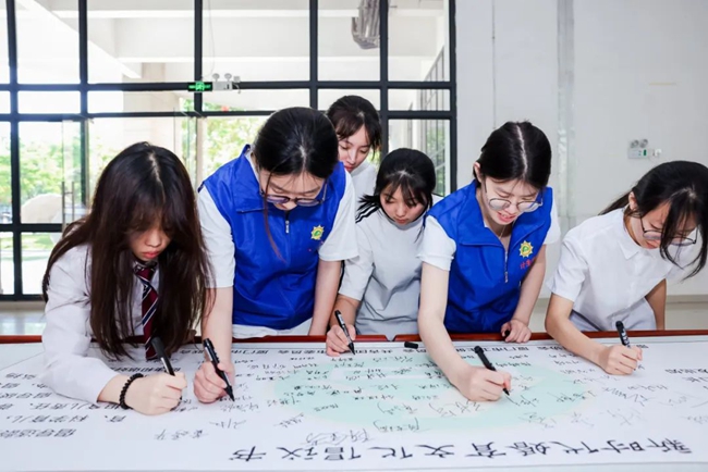 活动现场，同学们纷纷在《新时代婚育文化倡议书》上签名。