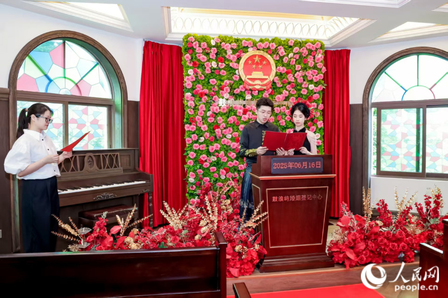 首对新人宣读结婚誓词。人民网记者 陈博摄