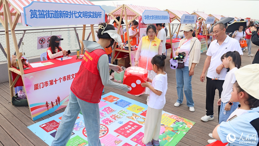 市民游客参与文明趣味互动游戏。人民网记者 陈博摄