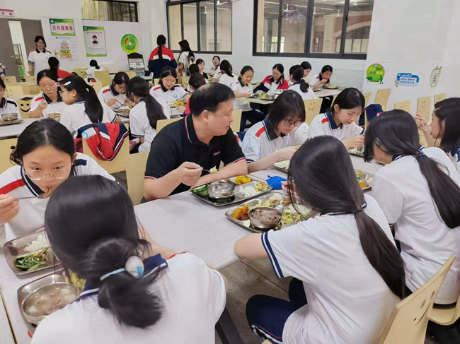 学生餐桌上的菜品更加新鲜多样。安溪县委宣传部供图