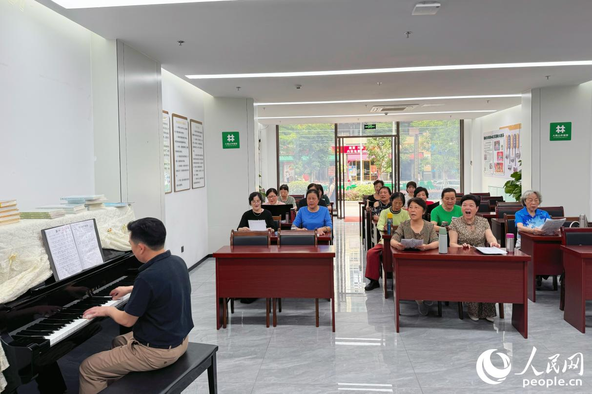 大凰山社区长者学堂合唱班。人民网 李唯一摄