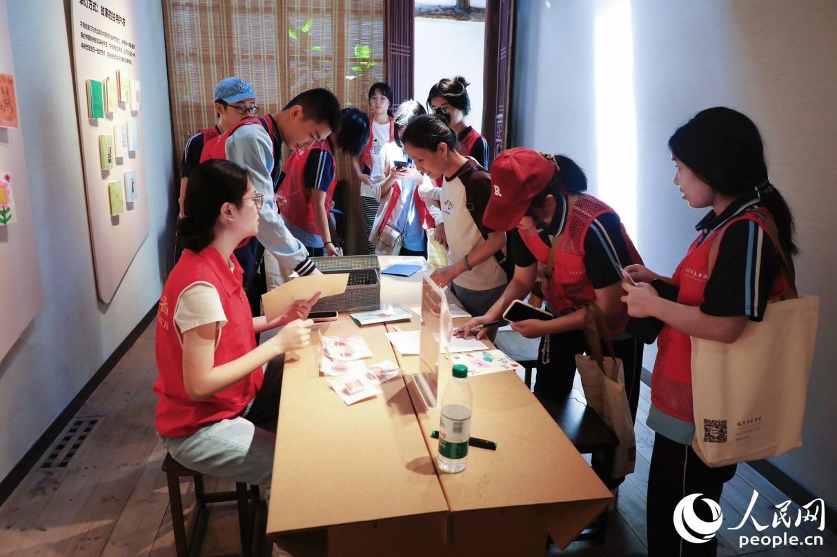 学生在福州市美术馆研学。人民网 李唯一摄