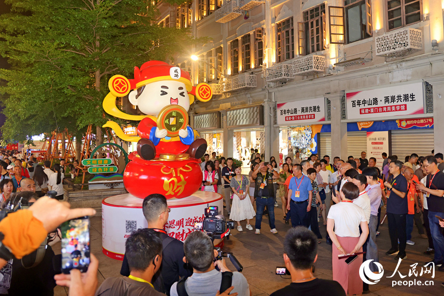 市民游客与NFC互动创意装置打卡。人民网记者 陈博摄