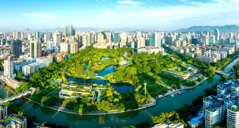 福建在金融创新方面动作不断，围绕“科技-产业-金融”良性循环、普惠金融等多维度推进。图为福州城区一角。赵德通摄