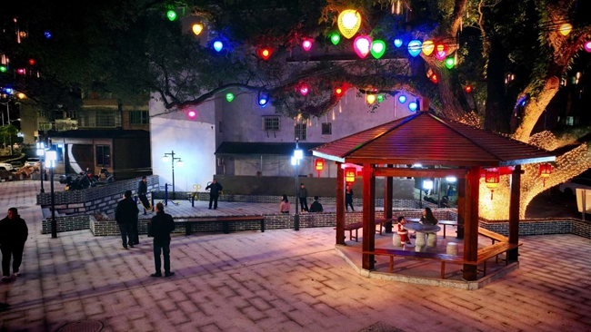 夜色下，市民在公園中散步休憩