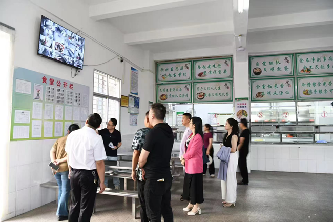 家長們通過“互聯網+明廚亮灶”監控系統查看學校食堂操作流程。安溪縣委宣傳部供圖