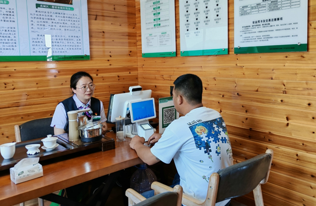 农行工作人员在惠农服务旗舰店受理业务