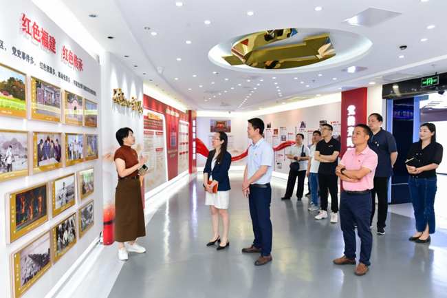 职工参观中国联通红色文化教育基地。福建联通供图