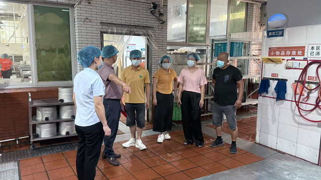 泉州第十七中学膳食监督家长委员会成员开展食堂检查工作