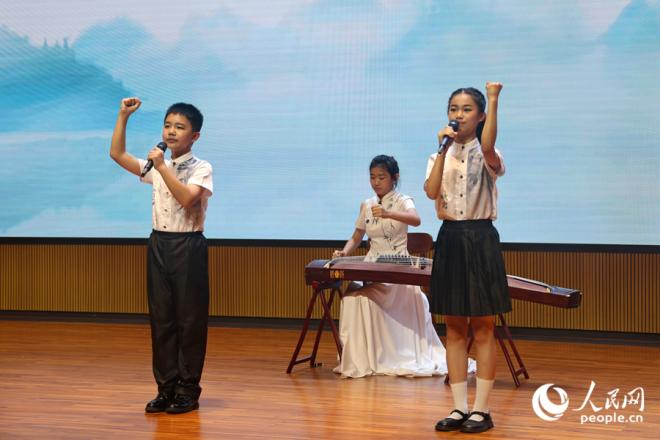 古筝弹奏、诗朗诵《鹭岛新貌》。人民网记者 陈博摄