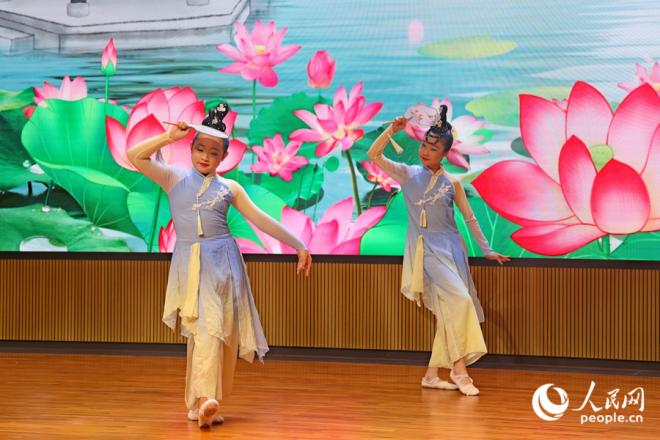 古典双人舞《淡妆浓抹总相宜》。人民网记者 陈博摄