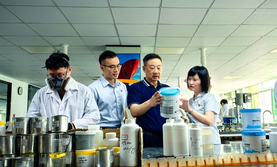 建设银行泉州分行工作人员走访国家级专精特新重点“小巨人”企业──信和新材料，了解企业最新科研产品。建行福建省分行供图