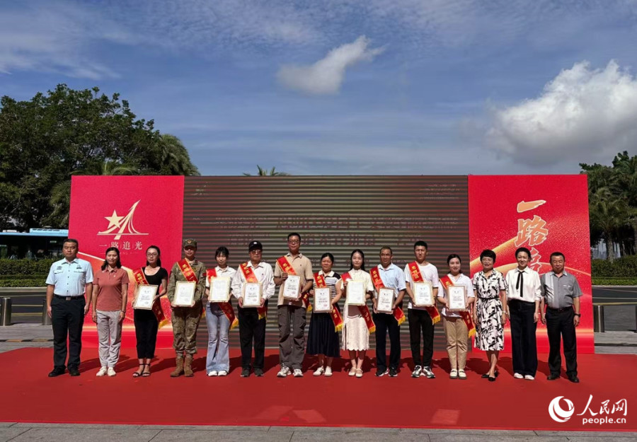 現場還為首批“一路追光宣講員”頒發聘書。人民網記者 張萌攝