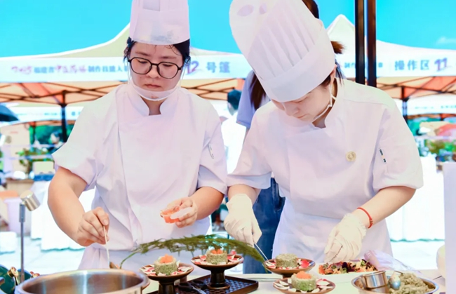 比賽現場，選手正在制作藥膳