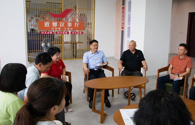 新罗区区长邱伟勤赴东城街道挂钩社区开展居民座谈会