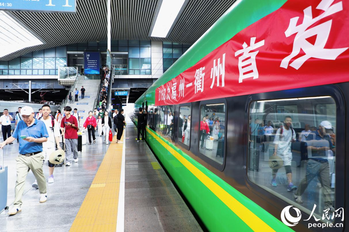 乘客在首趟“周宁有鲤号”动车组列车旁候车。人民网 李唯一摄