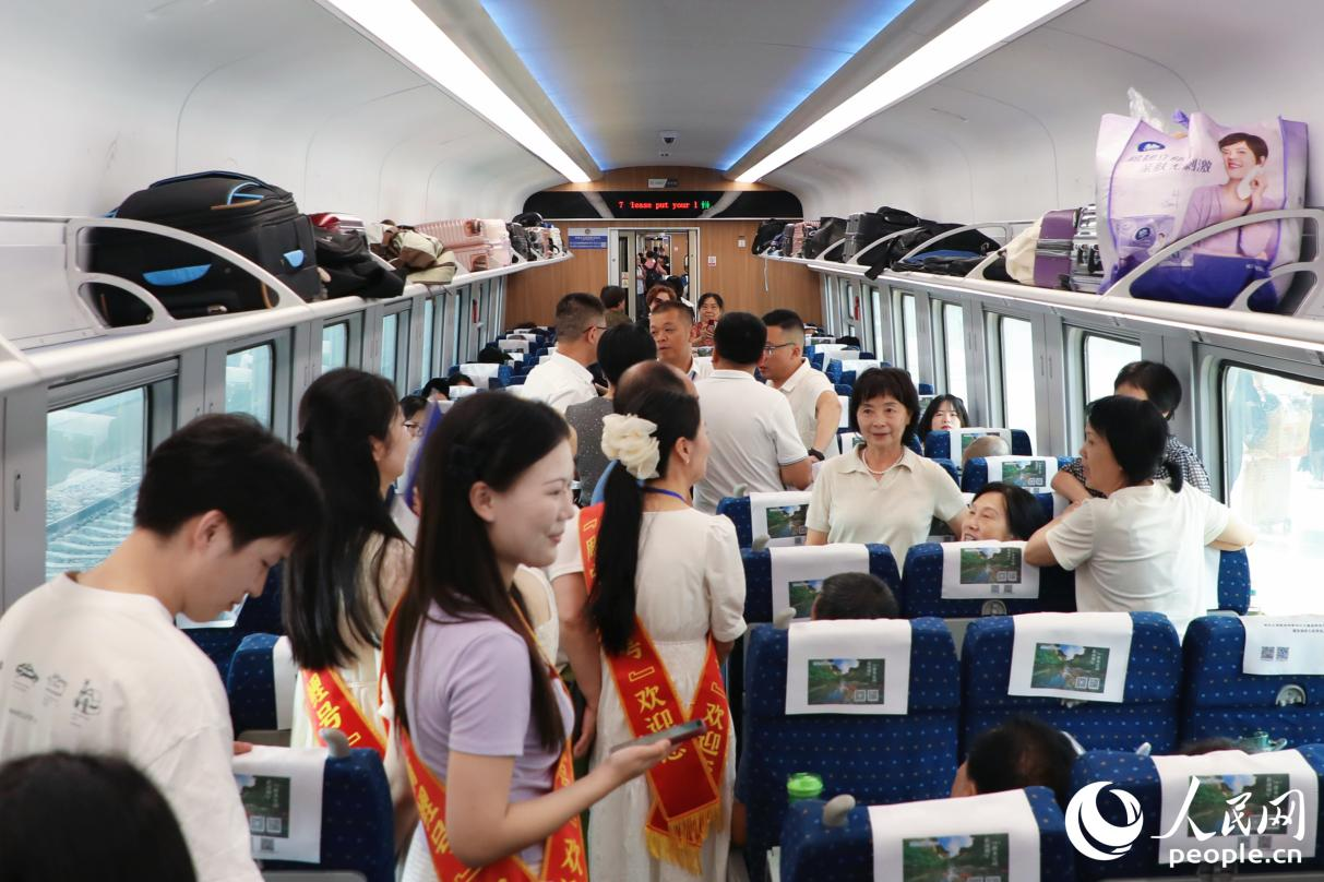 首批乘客登上“周宁有鲤号”动车组列车。人民网 李唯一摄