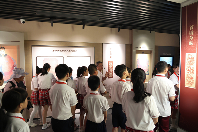 “同安文史推薦官”楊志剛帶領學生們走進同安歷史陳列館。陳錦霞攝