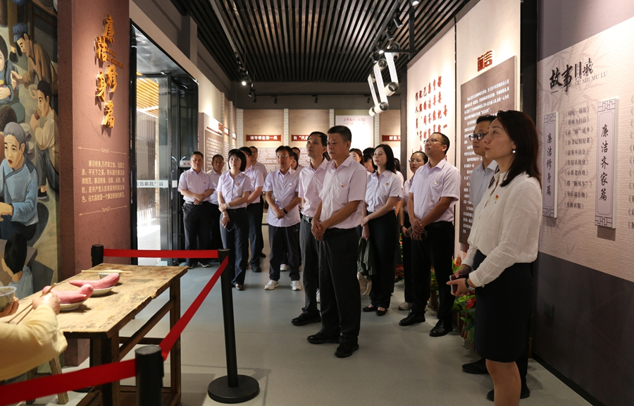 黨員們參觀谷文昌廉政教育主題館。農行漳州分行供圖