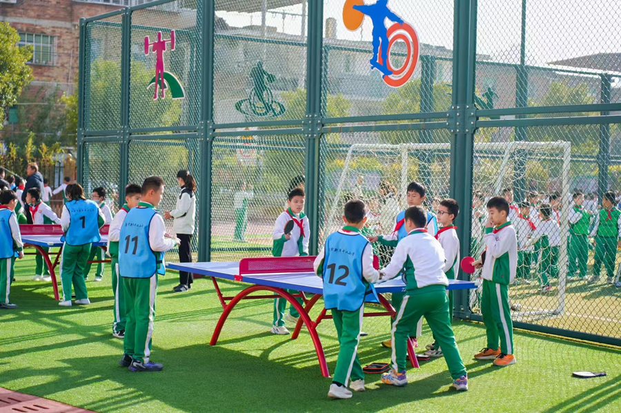 泉州市新华中心小学学生在操场上开展球类运动。泉州市新华中心小学供图