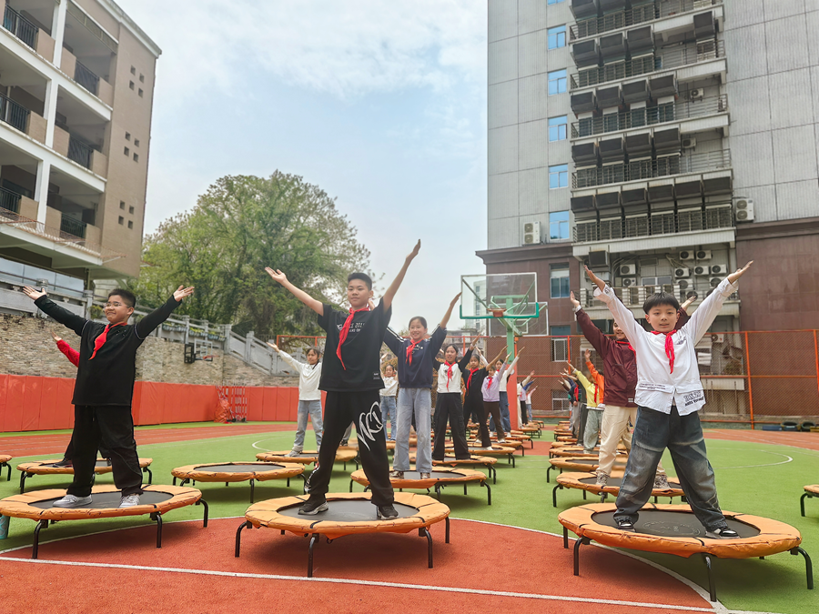福州市鼓楼第三实验小学在课间开展蹦床特色运动。福州市鼓楼第三实验小学供图