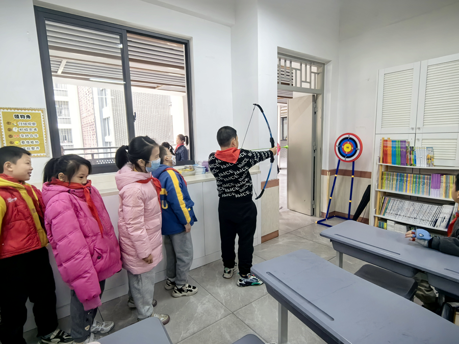 小课间，福州市达明小学学生在室内排队玩射击游戏。福州市达明小学供图